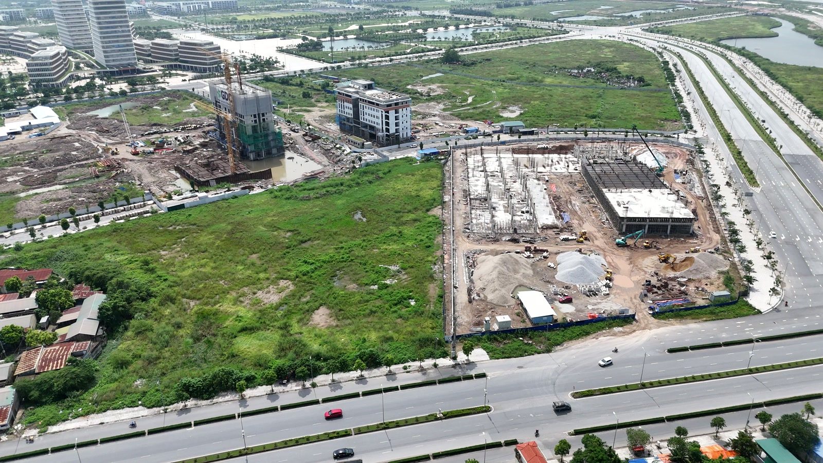 Ba công trình tiện ích Bắc Sông Cấm nhìn từ phía đường Đông Tây, trung tâm thương mại và các khối nhà đang xây nằm dọc hai bên trục đường lớn