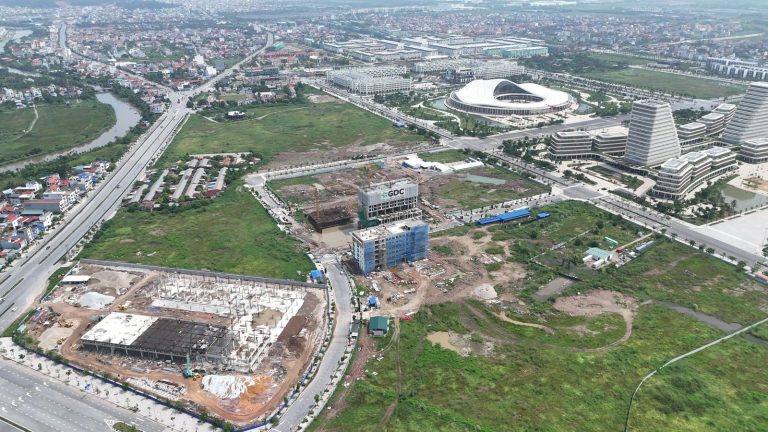 Toàn cảnh ba công trình tiện ích ở Bắc Sông Cấm nhìn từ flycam tháng 8/2026, trung tâm thương mại, tổ hợp giáo dục và dự án chung cư nằm gần nhau bên khu trung tâm hành chính
