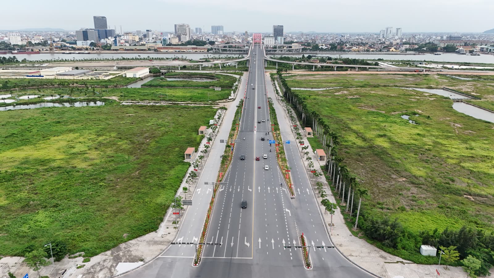 Đường nhiều làn ở Bắc Sông Cấm nhìn về phía nội đô Hải Phòng, hai bên là đất trống và mặt nước