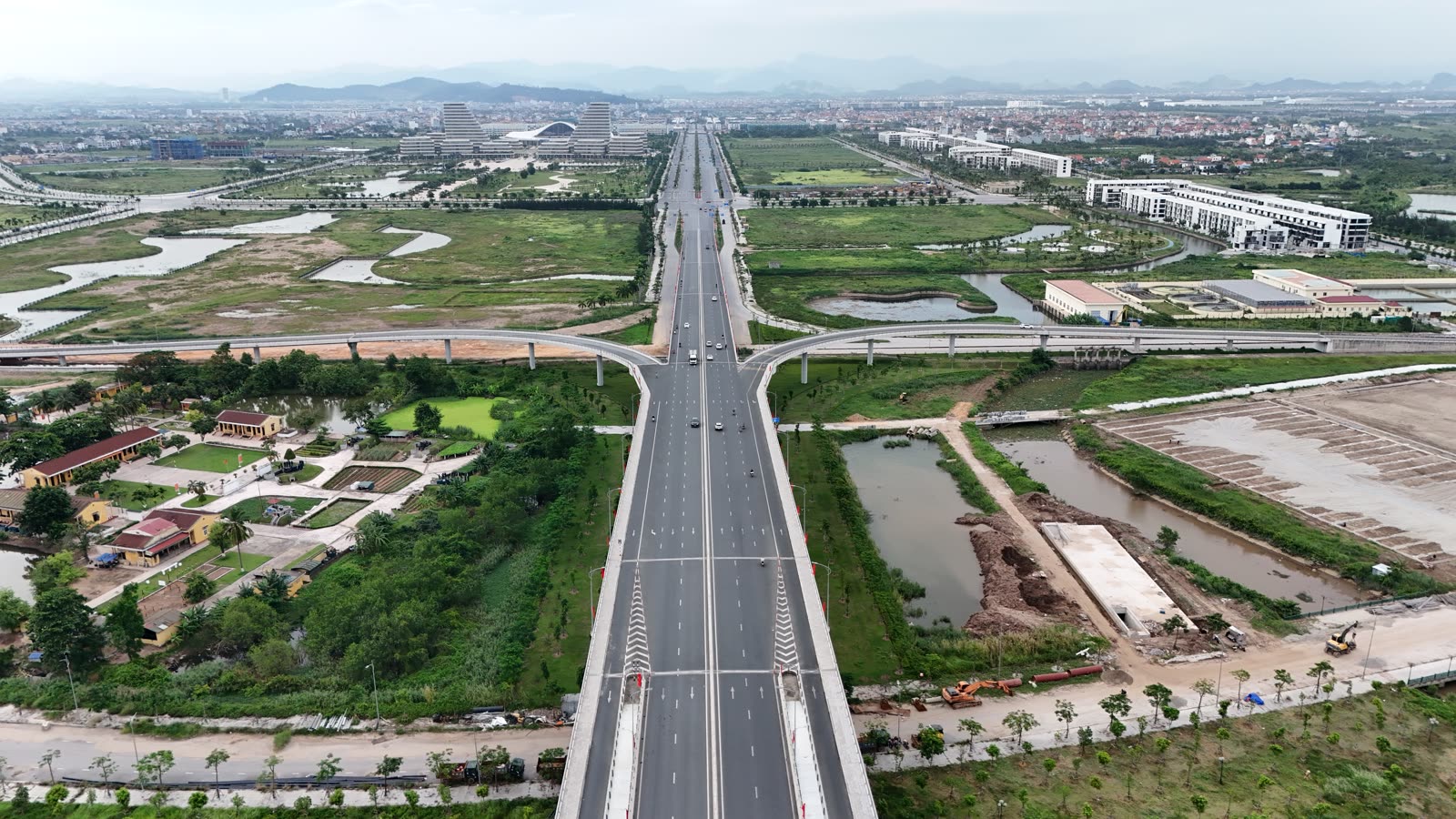 Nút giao trên trục đường lớn Bắc Sông Cấm nhìn từ trên cao