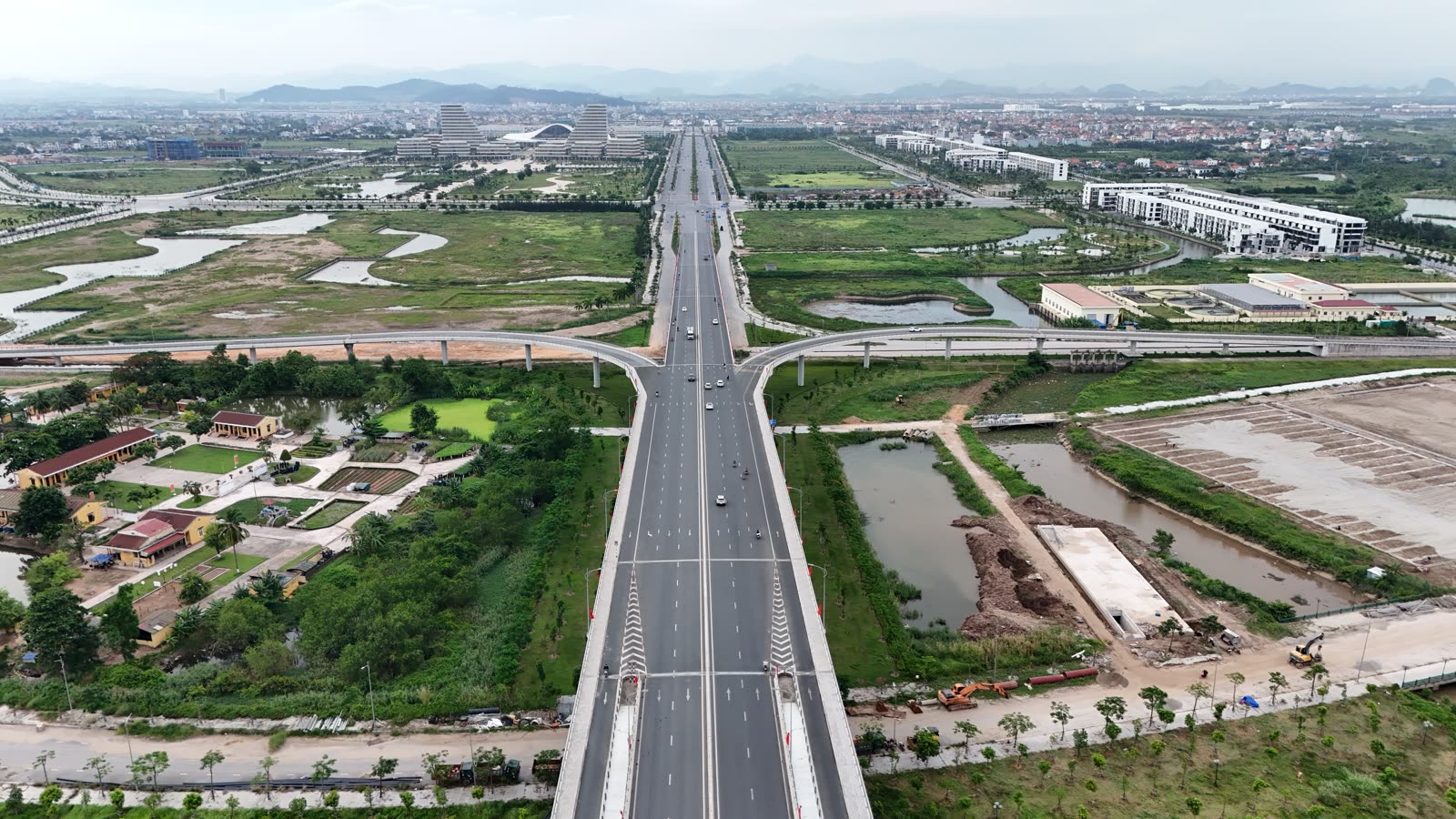 Trục đường lớn ở Bắc Sông Cấm nhìn từ flycam, mặt cắt rộng, hai bên còn nhiều đất trống