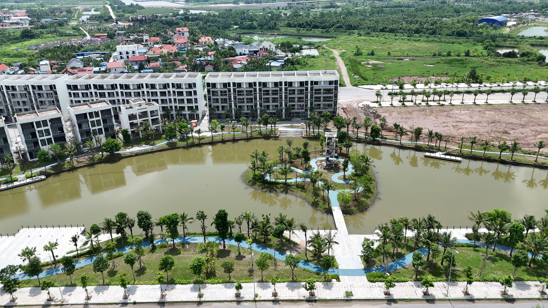 Kênh cảnh quan chạy qua khu Bạch Đằng 1288 với hàng cây hai bên, đường dạo lát gạch và các dãy nhà thấp tầng phía sau