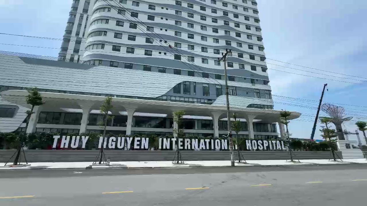 Hàng chữ nổi Thuy Nguyen International Hospital mới gắn dọc mặt tiền tầng một Bệnh viện Đa khoa Quốc tế Thủy Nguyên, nhìn từ mặt đường