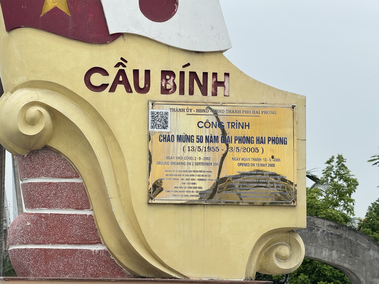 Tấm biển công trình ở đầu cầu Bính ghi ngày khởi công 2/9/2002 và ngày hoàn thành 13/5/2005