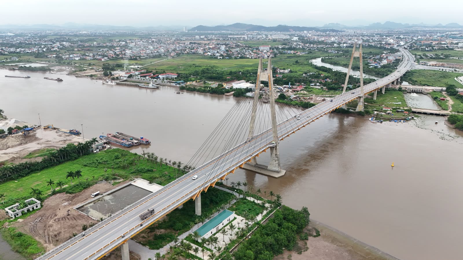 Cầu Bính Hải Phòng nhìn từ flycam, hai tháp dây văng bắc qua sông Cấm, phía xa là Thủy Nguyên