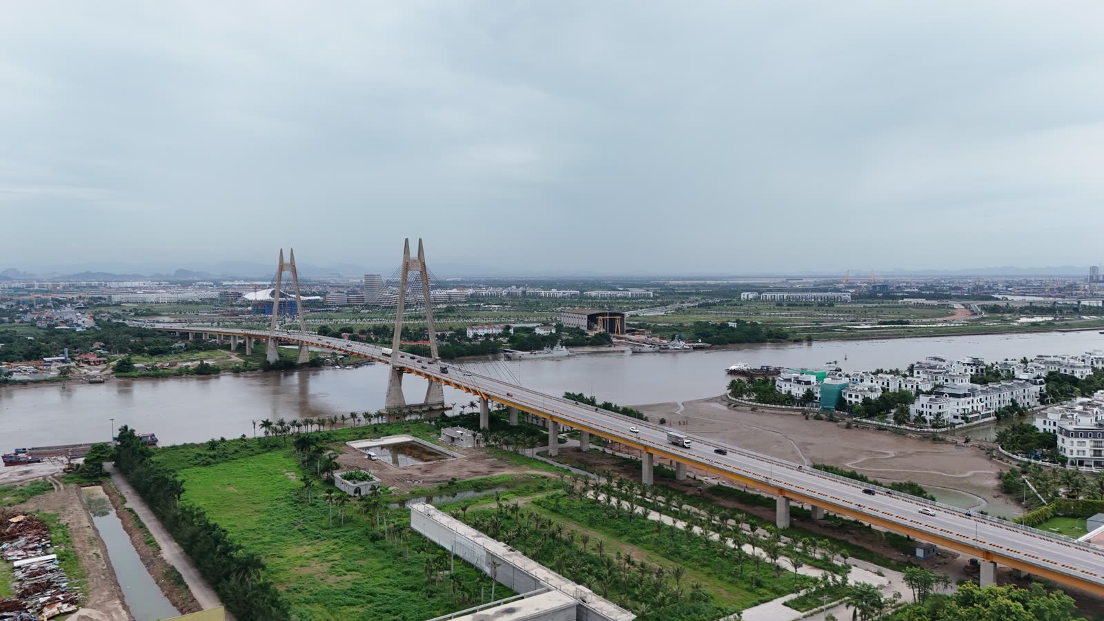 Cầu Bính và sông Cấm nhìn từ xa, thấy cả đường dẫn hai đầu cầu