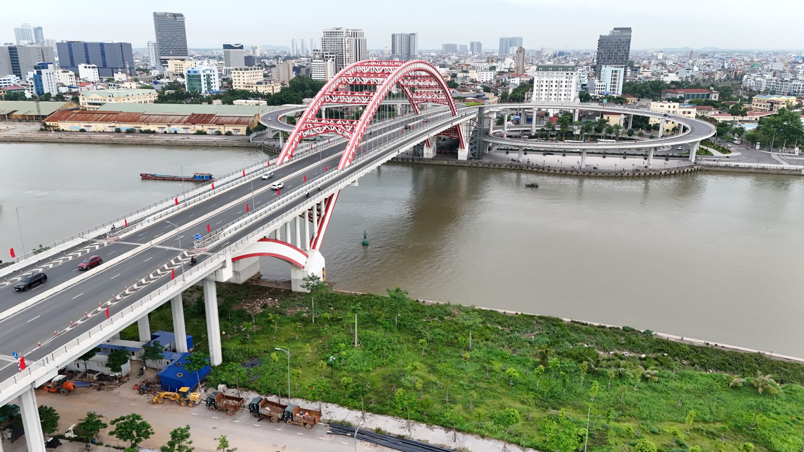 Cầu Hoàng Văn Thụ nhìn ngang, phía sau là khu nội đô Hải Phòng với nhà cao tầng