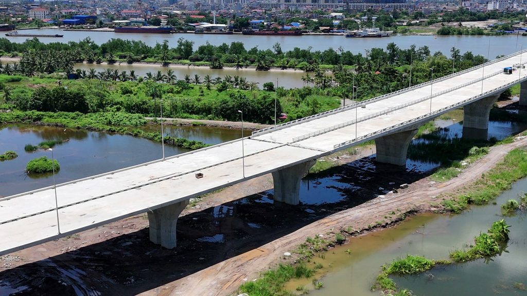 Cầu dẫn cầu Nguyễn Trãi phía Thủy Nguyên đã lắp lan can hai bên và dựng cột đèn, bắc qua vùng ao đầm