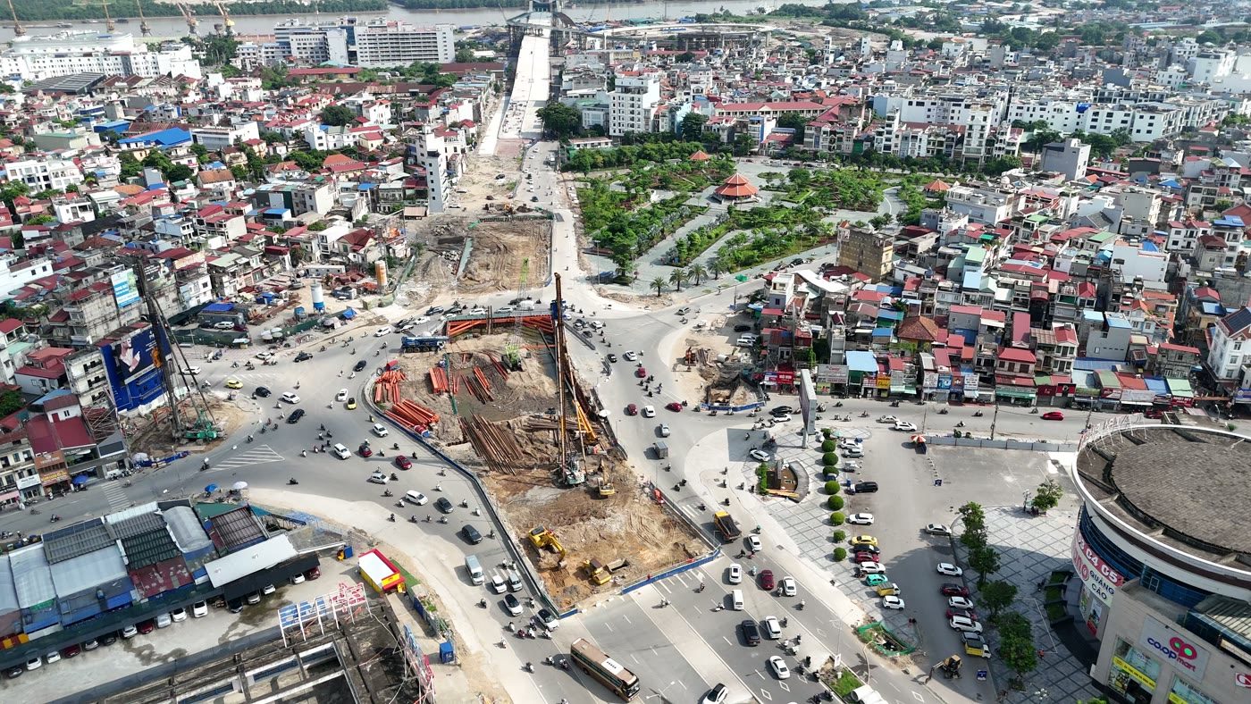 Nút giao Nguyễn Trãi Lê Hồng Phong đang thi công giữa khu dân cư đông đúc, hào hầm chui quây cọc cừ thép, xe cộ phải đi vòng tránh