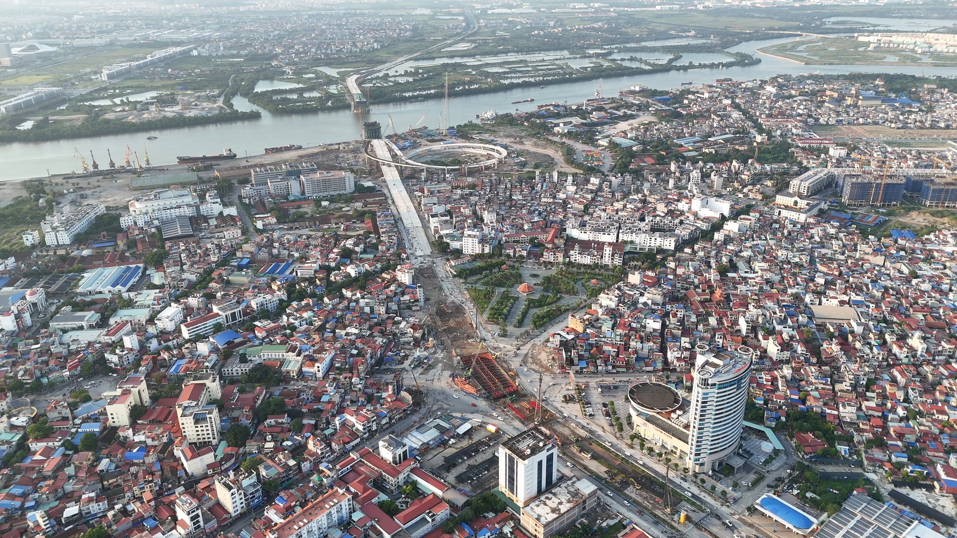 Cầu Nguyễn Trãi vượt sông Cấm và trục đường Nguyễn Trãi chạy thẳng về nút hầm chui Ngã 6 Lạc Viên, xung quanh là phố nội đô Hải Phòng