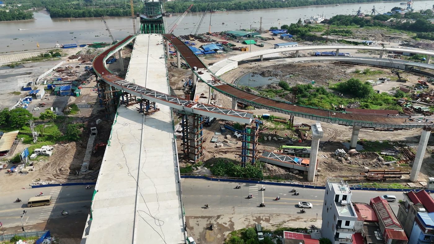 Vòng dẫn phía nội đô của cầu Nguyễn Trãi, mặt cầu đã đổ gần hết vòng, một số nhánh cầu cong nối xuống trục chính vẫn còn là dầm thép chưa đổ mặt