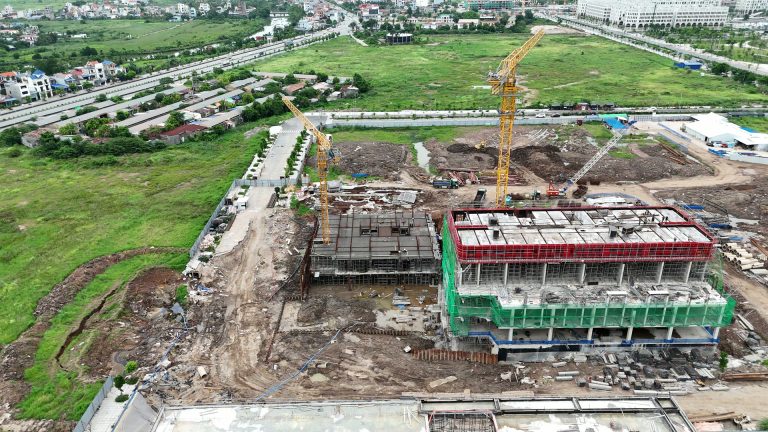 Công trường Central Point Hải Phòng với hai toà đầu tiên đang xây, một toà quây lưới xanh lá đã lên khoảng bốn tầng, toà còn lại mới xong khối đế, hai cẩu tháp đang hoạt động