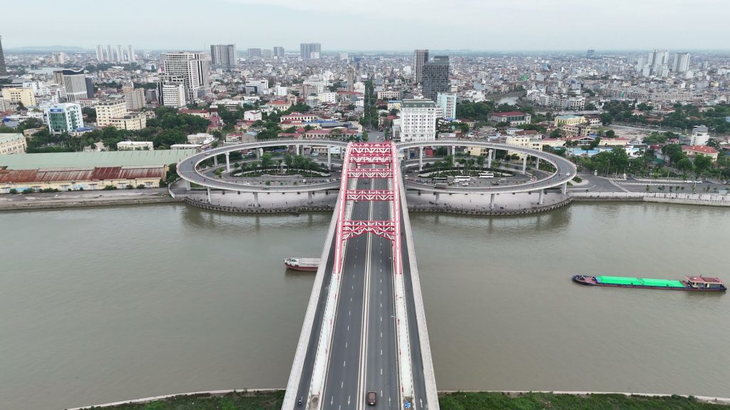 Nội đô Hải Phòng đông dân nhìn từ cầu Hoàng Văn Thụ, hai vòng xoắn ở chân cầu, phía sau là phố nhà san sát và nhiều toà cao tầng