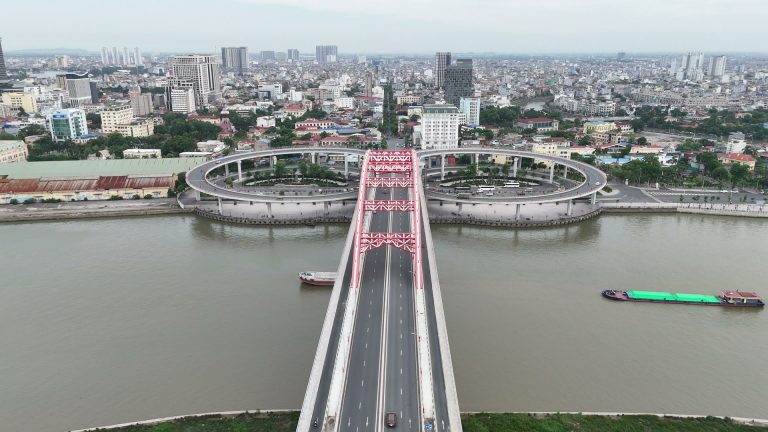 Nội đô Hải Phòng đông dân nhìn từ cầu Hoàng Văn Thụ, hai vòng xoắn ở chân cầu, phía sau là phố nhà san sát và nhiều toà cao tầng