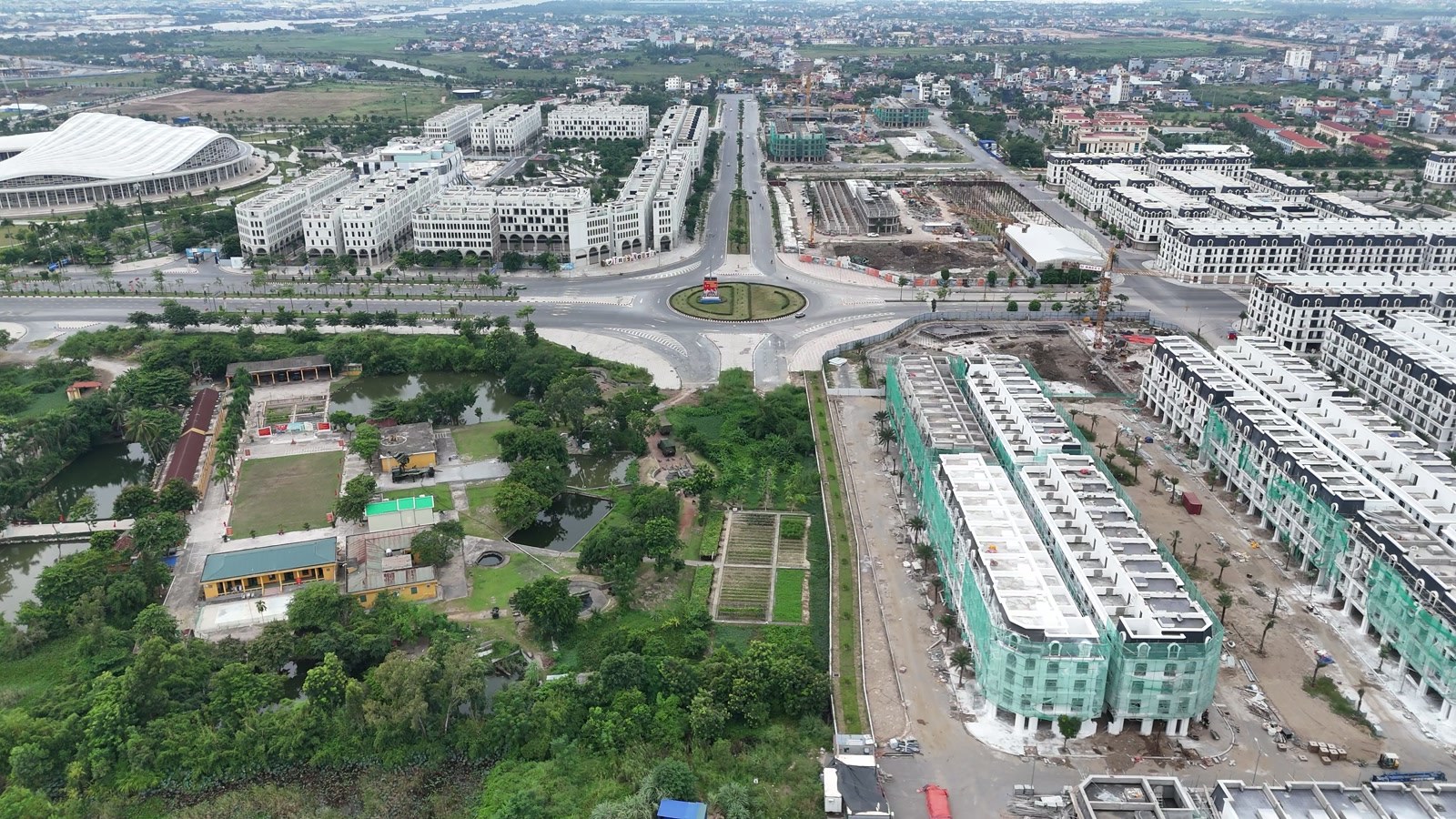 Vòng xuyến trên đường Đỗ Mười ở Bắc Sông Cấm, chỗ đường 2,4km bắt đầu rẽ vào khu dân cư, bên phải là các dãy nhà thấp tầng mới xây