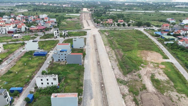 Nền đường 2,4km Đỗ Mười – Vũ Yên rộng, đắp phẳng nhưng chưa trải nhựa, chạy thẳng giữa khu dân cư và những ô đất còn trống, tháng 9/2026