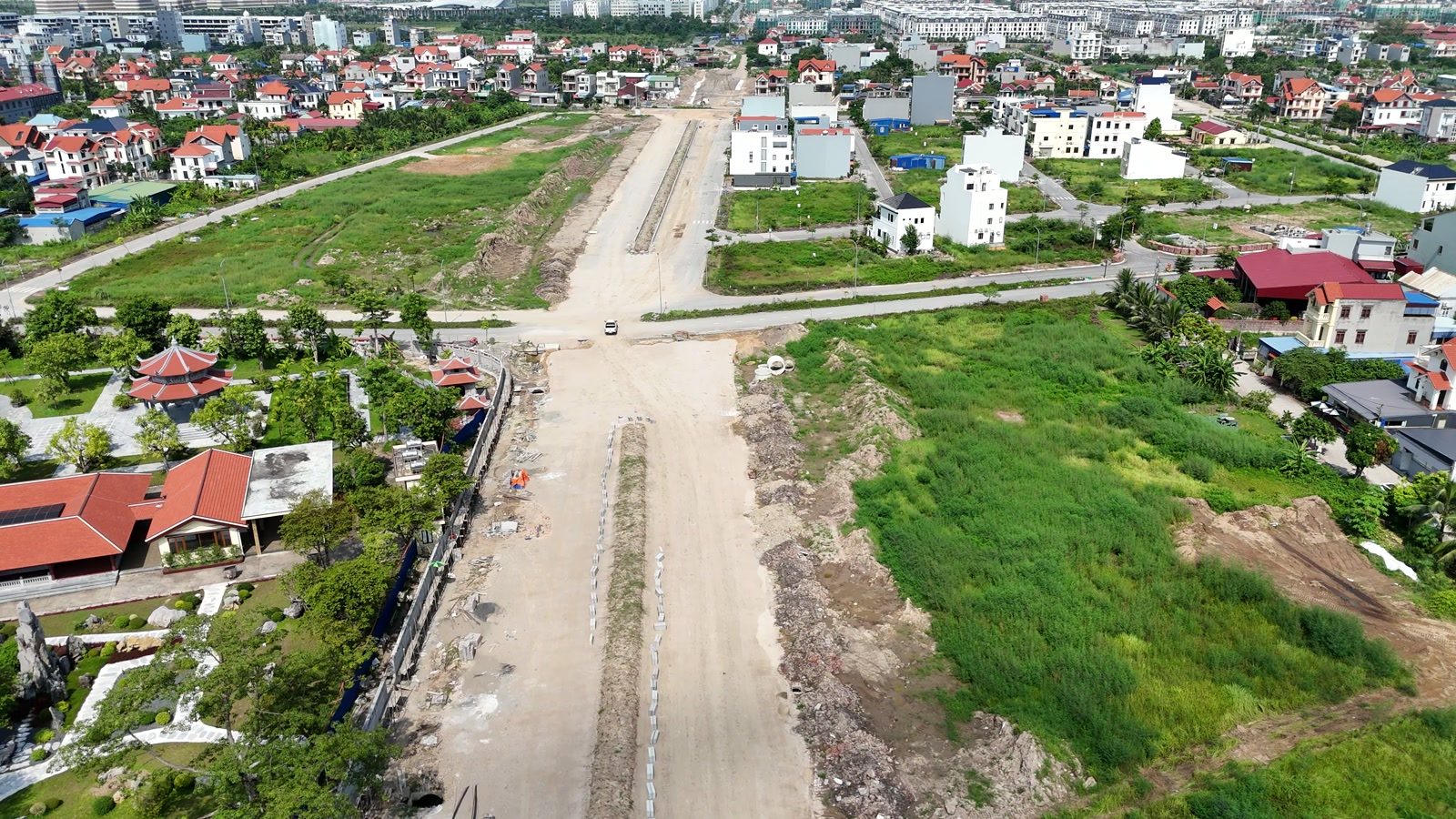 Nền đường 2,4km Đỗ Mười – Vũ Yên chạy thẳng xuyên qua khu dân cư cũ, hai bên là nhà dân và ruộng, nhìn từ flycam tháng 8/2026