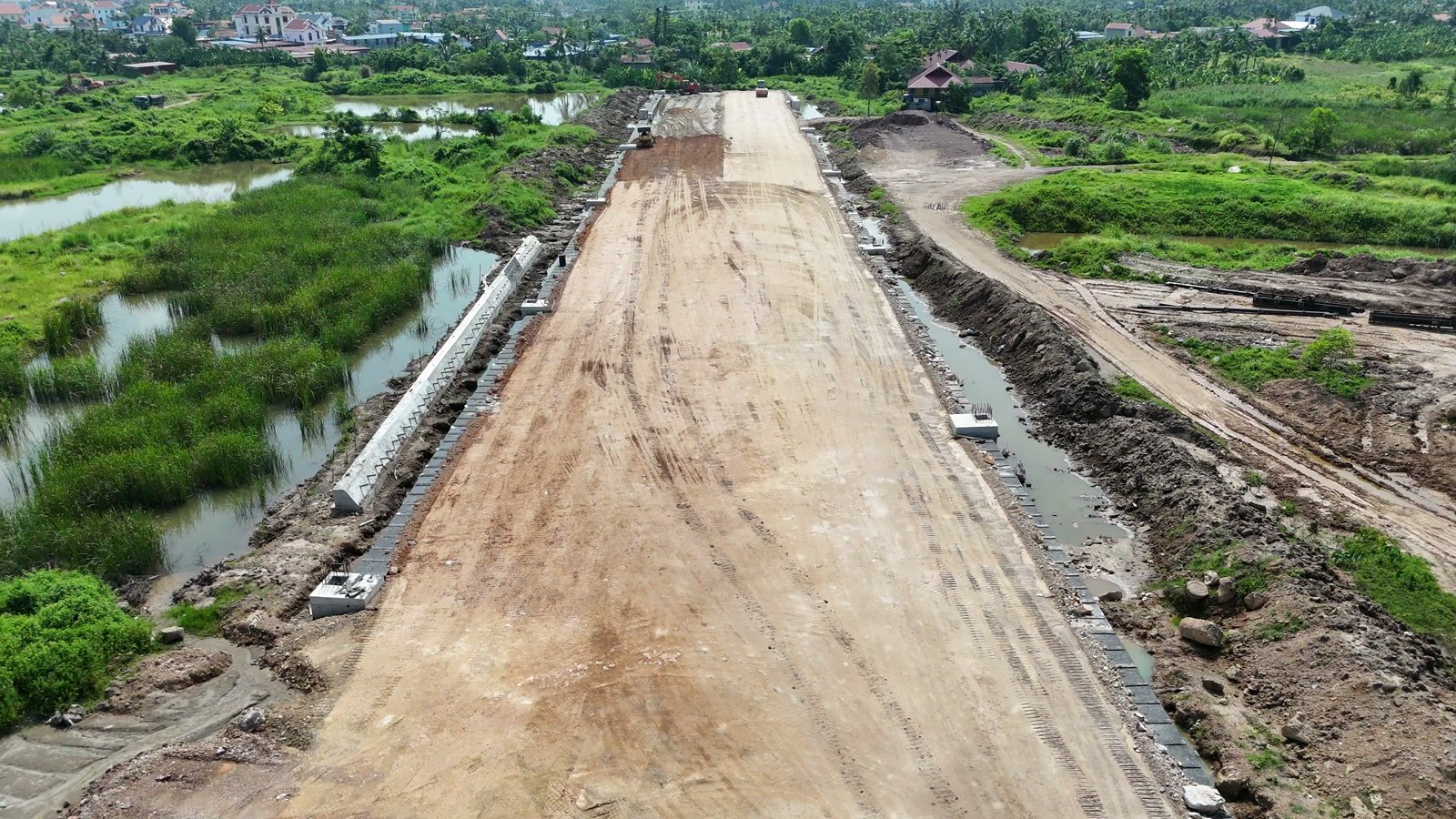 Đoạn tuyến 2,4km gần nút giao với đại lộ Bắc Nam VSIP, nền đường đã mở rộng, cống bê tông lắp dọc hai bên
