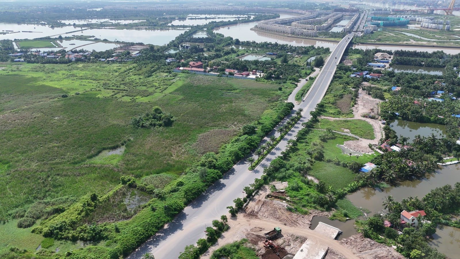 Khúc cuối tuyến đường 2,4km phía đảo Vũ Yên, nền đường mới đắp dừng lại trước chỗ nối, hai đầu công trường còn cách nhau một quãng