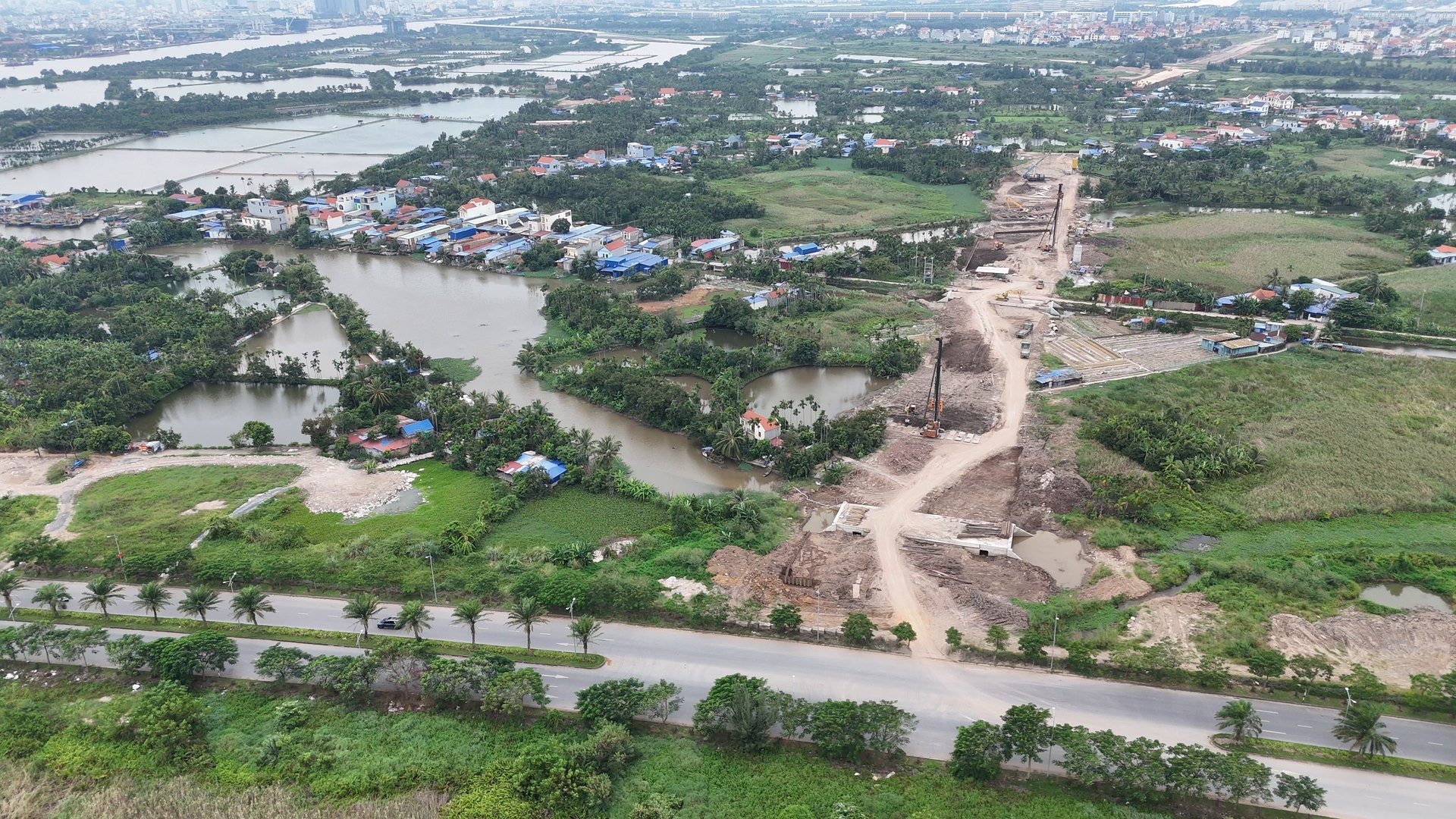 Khúc cuối đường 2,4km Đỗ Mười – Vũ Yên: nền đường đất cát chạy từ đường nhựa ra đảo Vũ Yên vào phía trong, hai bên là ao đầm và làng xóm