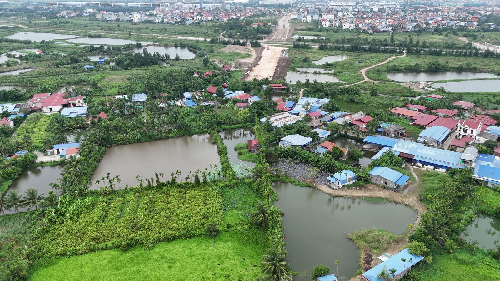 Nền đường 2,4km Đỗ Mười – Vũ Yên đắp bằng cát chạy giữa vùng ao đầm rồi dừng lại, hai bên là làng xóm và ruộng
