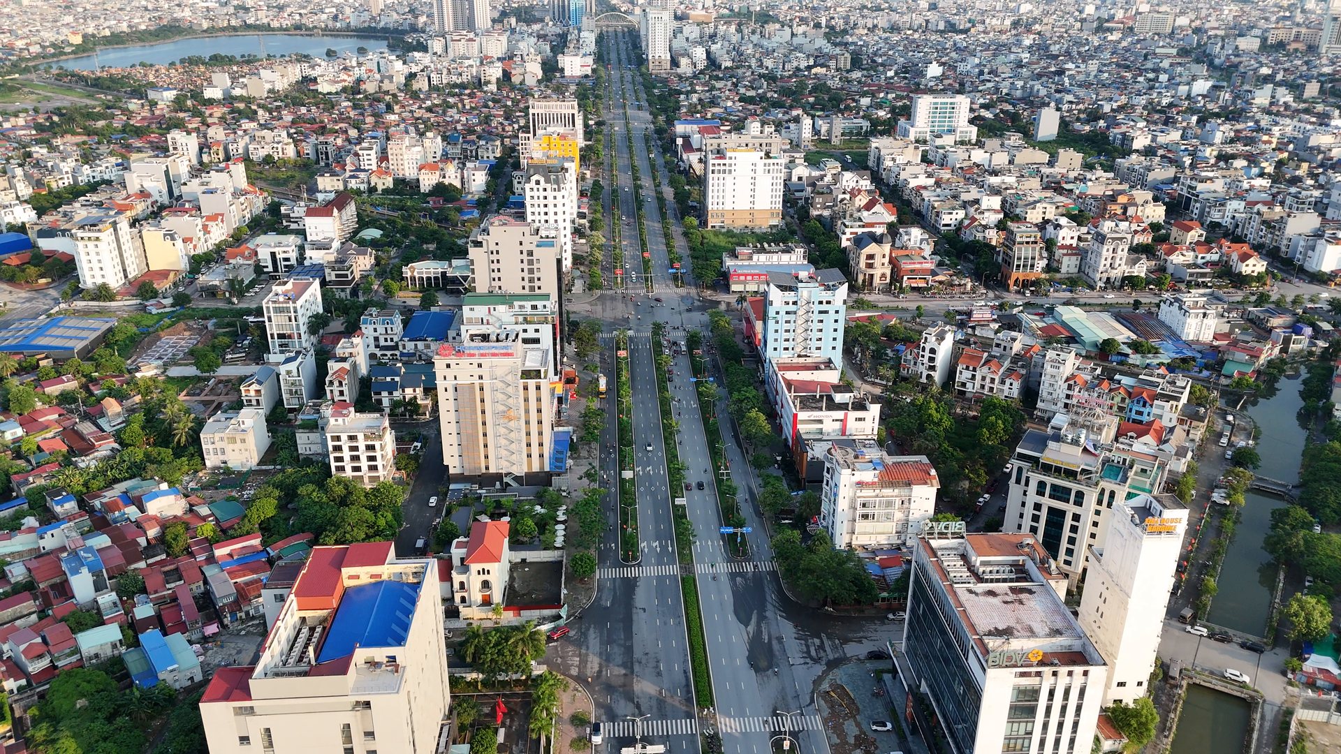 Đại lộ Lê Hồng Phong Hải Phòng với dải phân cách cây xanh ở giữa, hai bên là các toà nhà văn phòng và khu dân cư