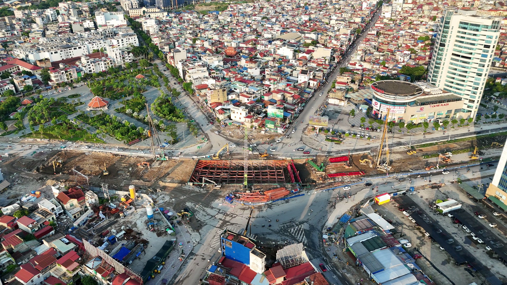 Nút giao Ngã 6 Lạc Viên đang thi công hầm chui Nguyễn Trãi Lê Hồng Phong, hố sâu quây cừ thép có khung thép đỏ chống ngang miệng hố, xe cộ đi vòng quanh khu vực thi công