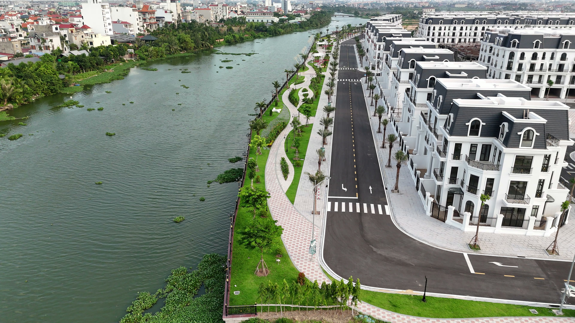 Dãy nhà thấp tầng đã hoàn thiện nằm sát bờ sông ở Hoàng Huy Green River, phía trước là đường nội khu đã kẻ vạch và lối đi bộ