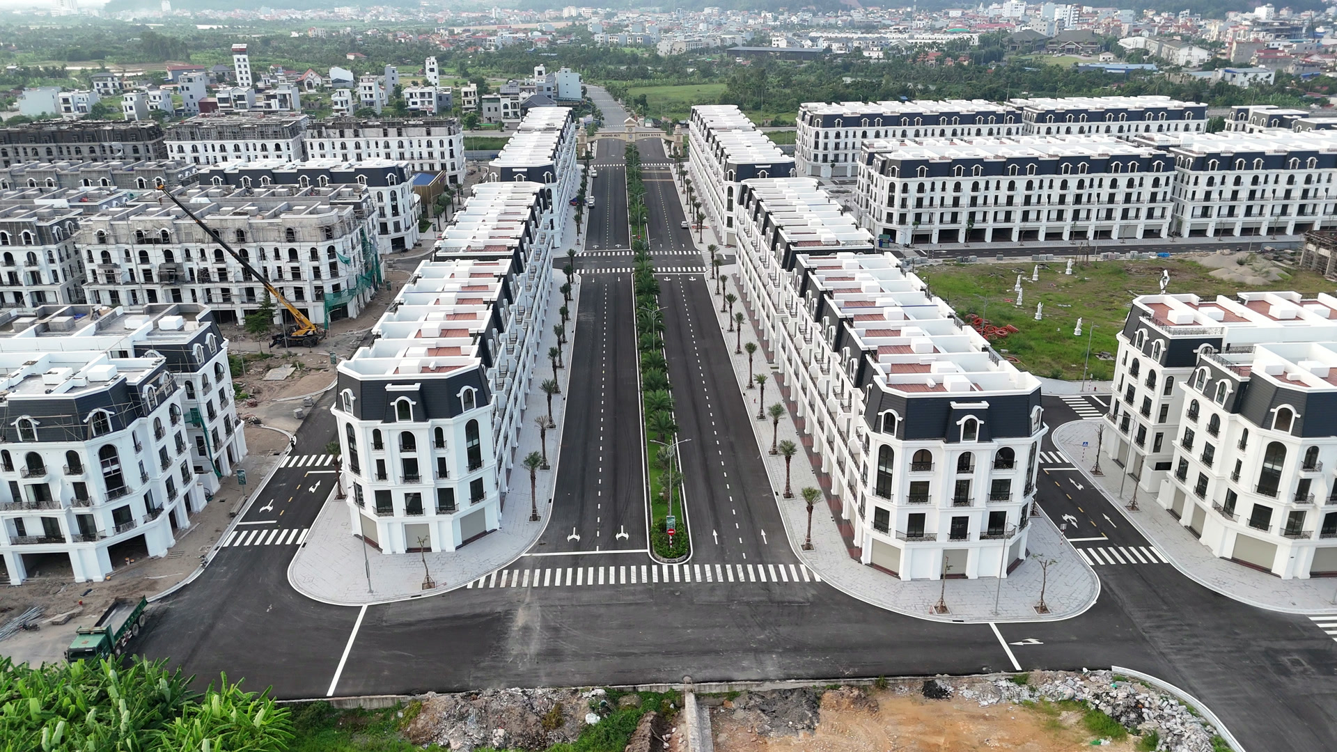 Đường nội khu rộng đã trải nhựa và kẻ vạch trong Hoàng Huy Green River, hai bên là các dãy nhà thấp tầng đã hoàn thiện mặt ngoài