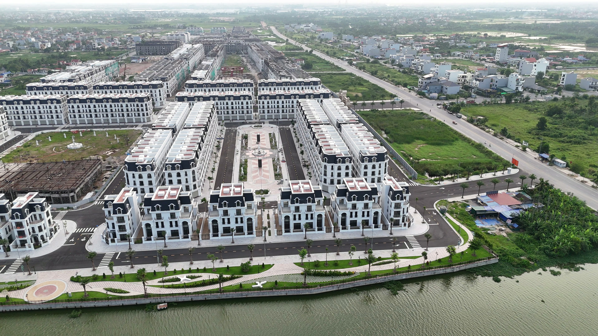 Toàn cảnh khu đô thị Hoàng Huy Green River với nhiều dãy nhà thấp tầng mái tối màu đã hoàn thiện, đường nội khu và mặt nước bao quanh