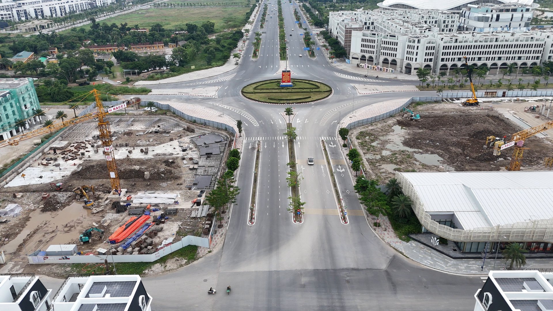 Hai ô đất tòa HH3 và HH4 của Sky Light nằm hai bên đường Đỗ Mười cạnh vòng xuyến, ô bên trái đã có giàn giáo và khuôn đổ bê tông, ô bên phải là đất đào với máy xúc