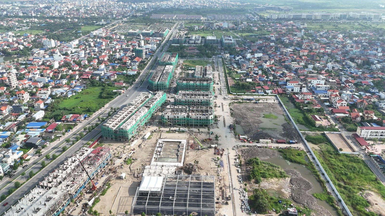 Khu Happy Garden của Hoàng Huy New City, các dãy nhà đã xây xong bao quanh khu tiện ích trung tâm đang thi công ở giữa