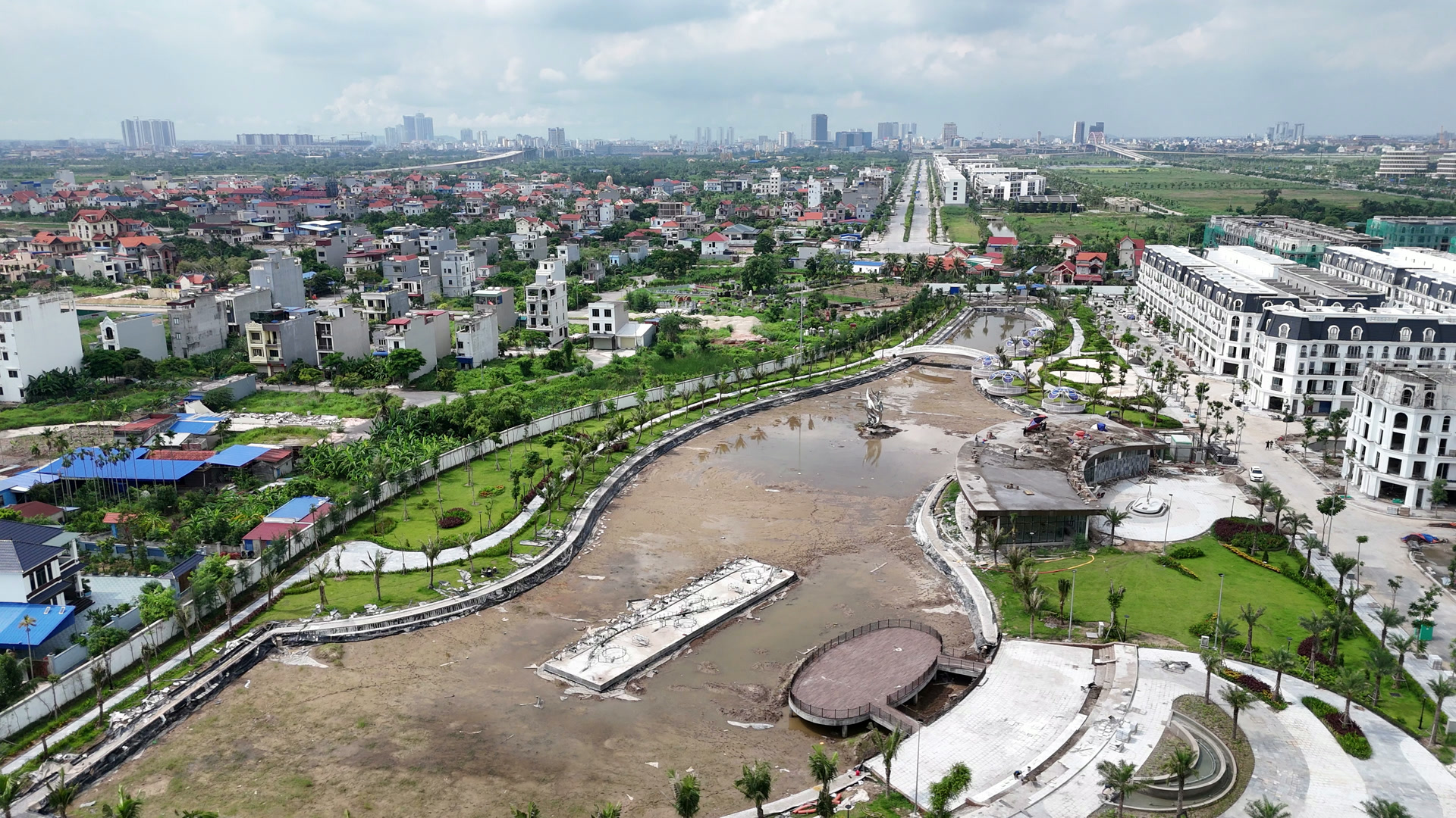 Khu hồ cảnh quan trong Hoàng Huy New City đang hoàn thiện, đã thấy bậc ngồi ngoài trời và đường dạo, lòng hồ còn cạn nước