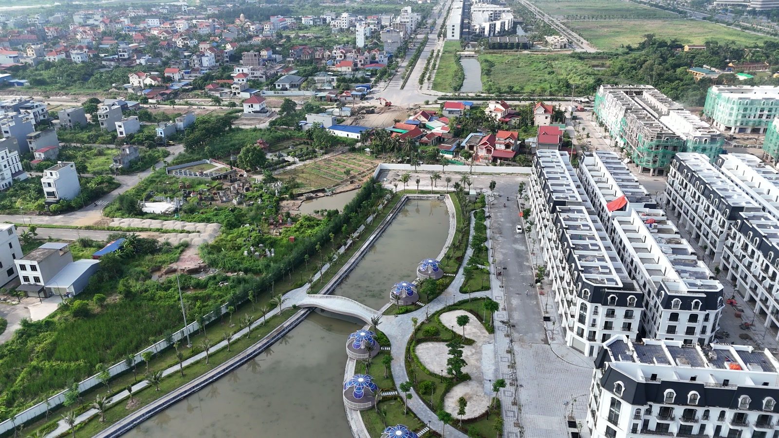 Hồ Thiên Nga trong Hoàng Huy New City đã tích nước, đường dạo và cây xanh quanh hồ đã hoàn thiện, các dãy nhà bên hồ đang hoàn thiện mặt ngoài