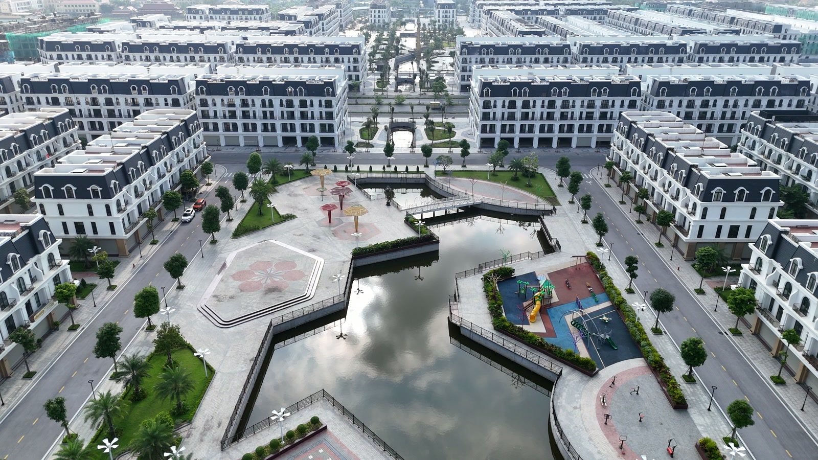 Phân khu Nữ Hoàng của Hoàng Huy New City nhìn từ trên cao, hồ cảnh quan và khu vui chơi ở giữa, các dãy nhà liền kề đã hoàn thiện và có người ở