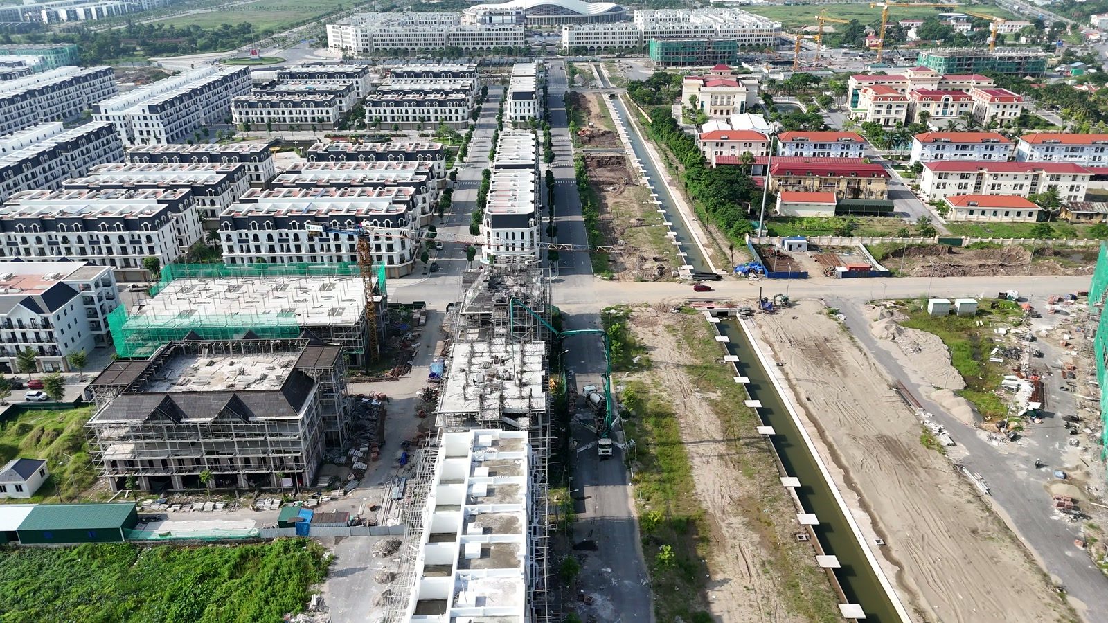 Khu Phú Quý của Hoàng Huy New City, dải đất dành cho biệt thự và shophouse chạy dọc mương nước vẫn còn là mặt bằng trống chưa khởi công