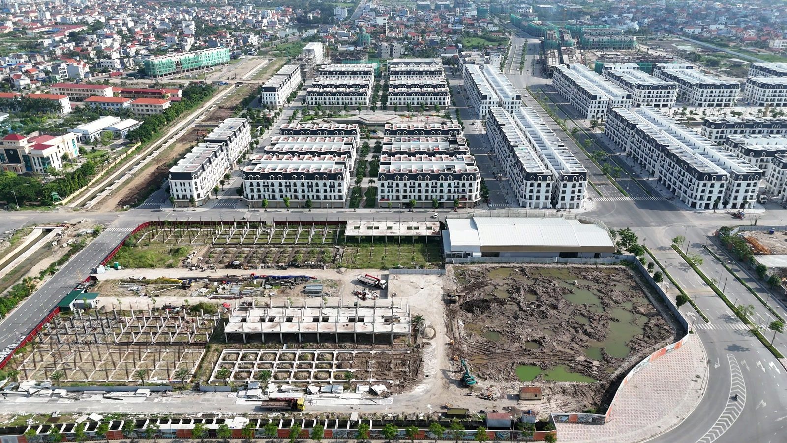 Khu Sky Light của Hoàng Huy New City, các ô móng nhà thấp tầng xếp thành dãy trên mặt bằng lớn, máy móc thi công và vật liệu tập kết dọc công trường