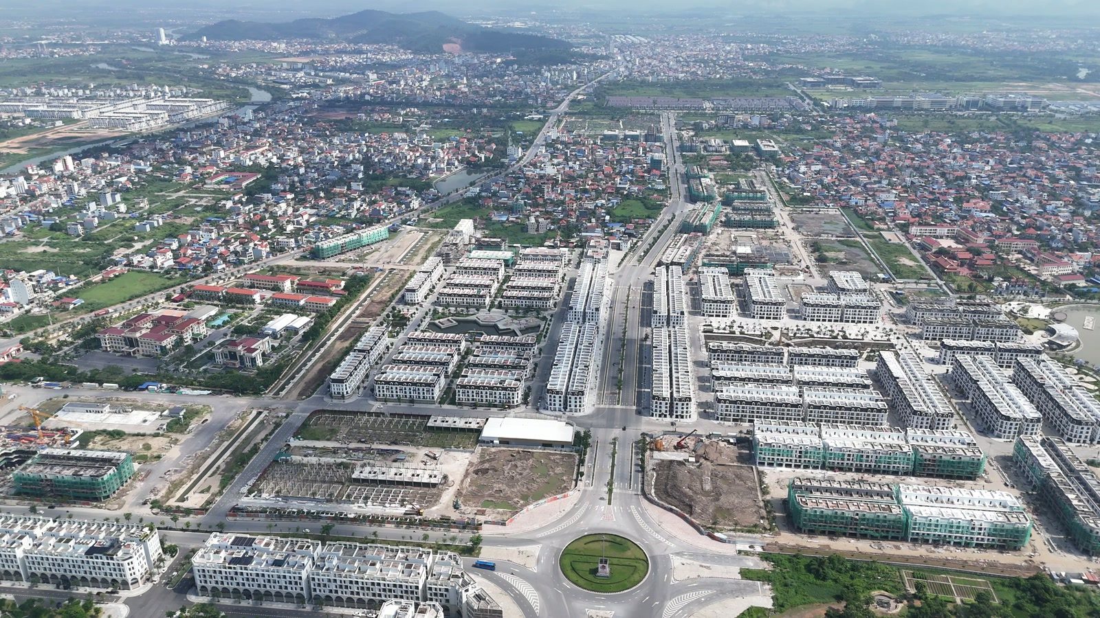 Toàn cảnh Hoàng Huy New City nhìn từ flycam tháng 8/2026, các dãy nhà liền kề đã hoàn thiện nằm cạnh những ô đất còn trống chưa xây