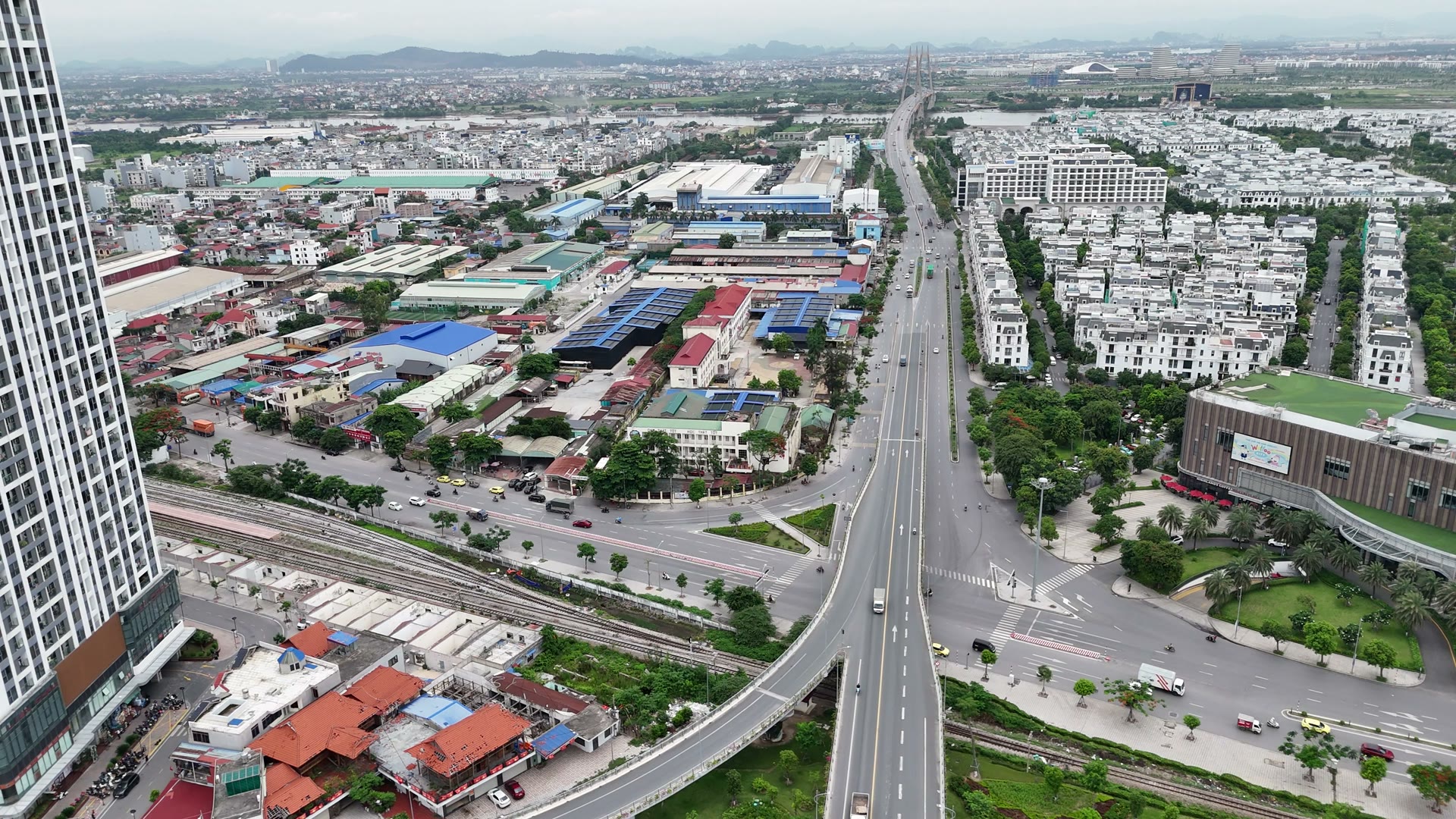 Dãy nhà xưởng mái xanh và mái tôn nằm xen giữa khu dân cư nội đô Hải Phòng, bên cạnh là đường sắt và trục đường lớn dẫn ra cầu