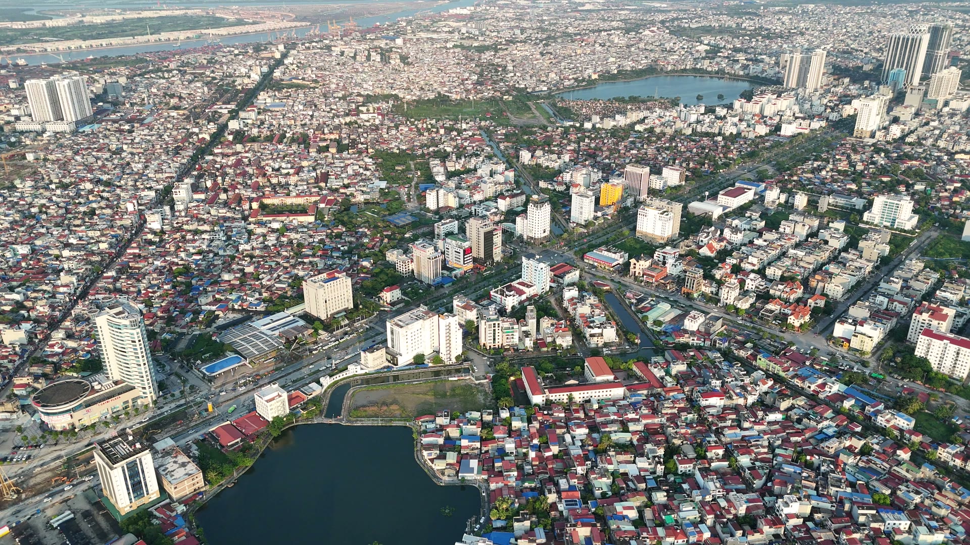 Khu dân cư nội đô Hải Phòng nhà san sát nối nhau, xen giữa là vài toà chung cư cao tầng, có hồ nước và trục đường lớn chạy qua