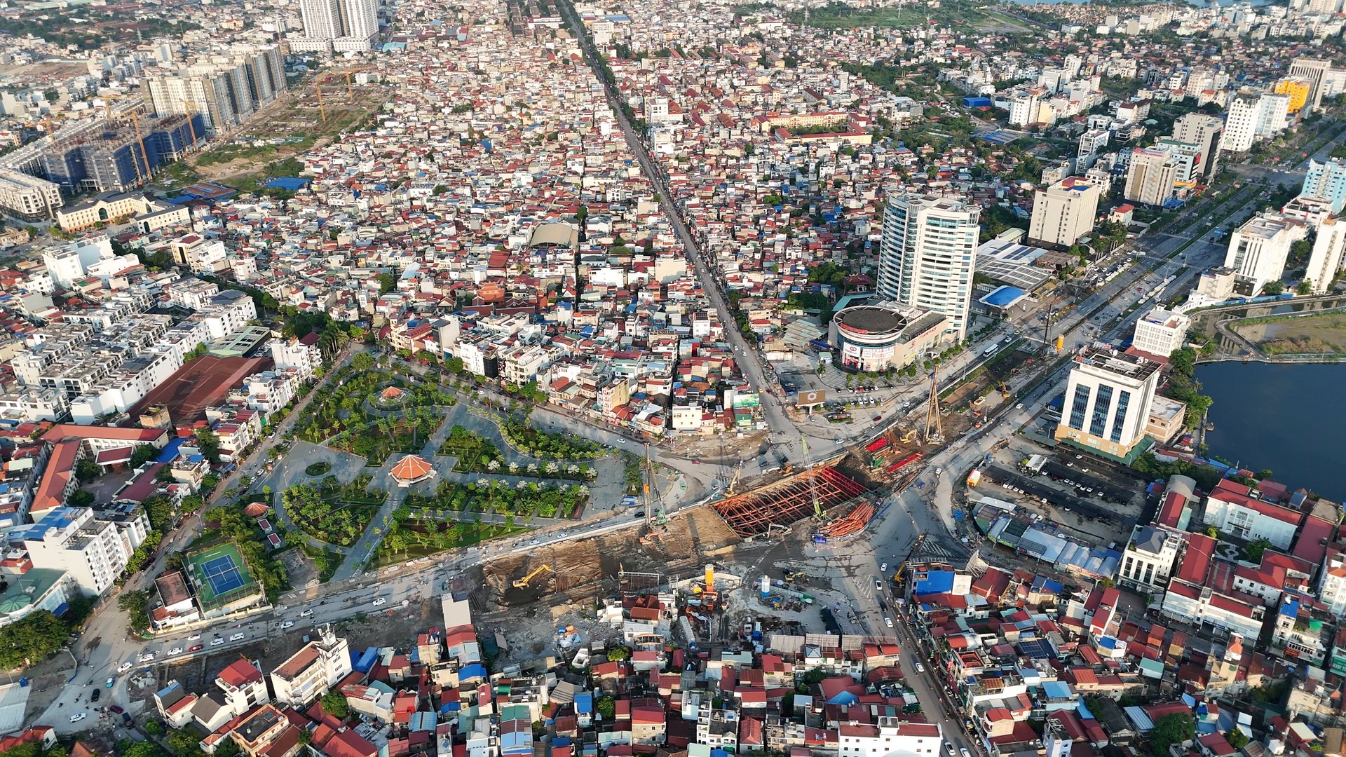 Toàn cảnh nút giao Ngã 6 Lạc Viên với hố khung thép đỏ ở giữa, công viên cây xanh bên trái và các ngả đường tỏa ra khu phố xung quanh