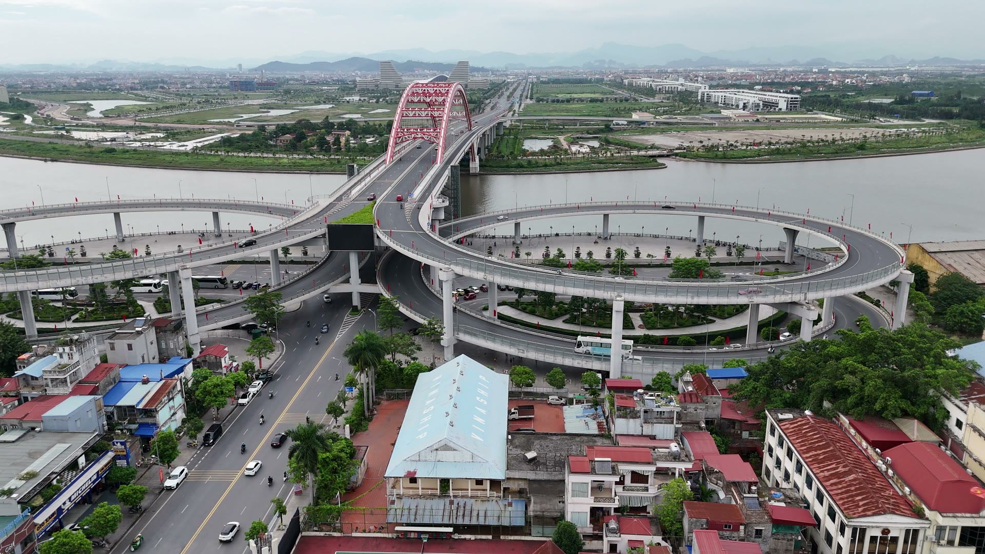 Khu phố cũ nội đô Hải Phòng với những dãy nhà thấp tầng mái ngói, mái tôn nằm sát nhau ngay dưới chân vòng xoắn dẫn lên cầu Hoàng Văn Thụ