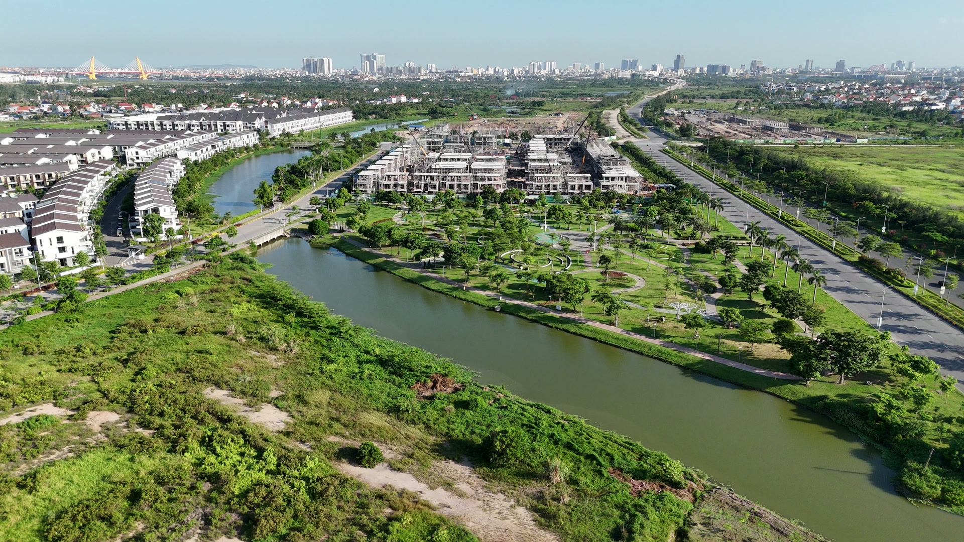 Công viên cây xanh và mặt nước nằm cạnh Sol Garden, phía xa là các dãy nhà thấp tầng đã hoàn thiện trong khu đô thị VSIP