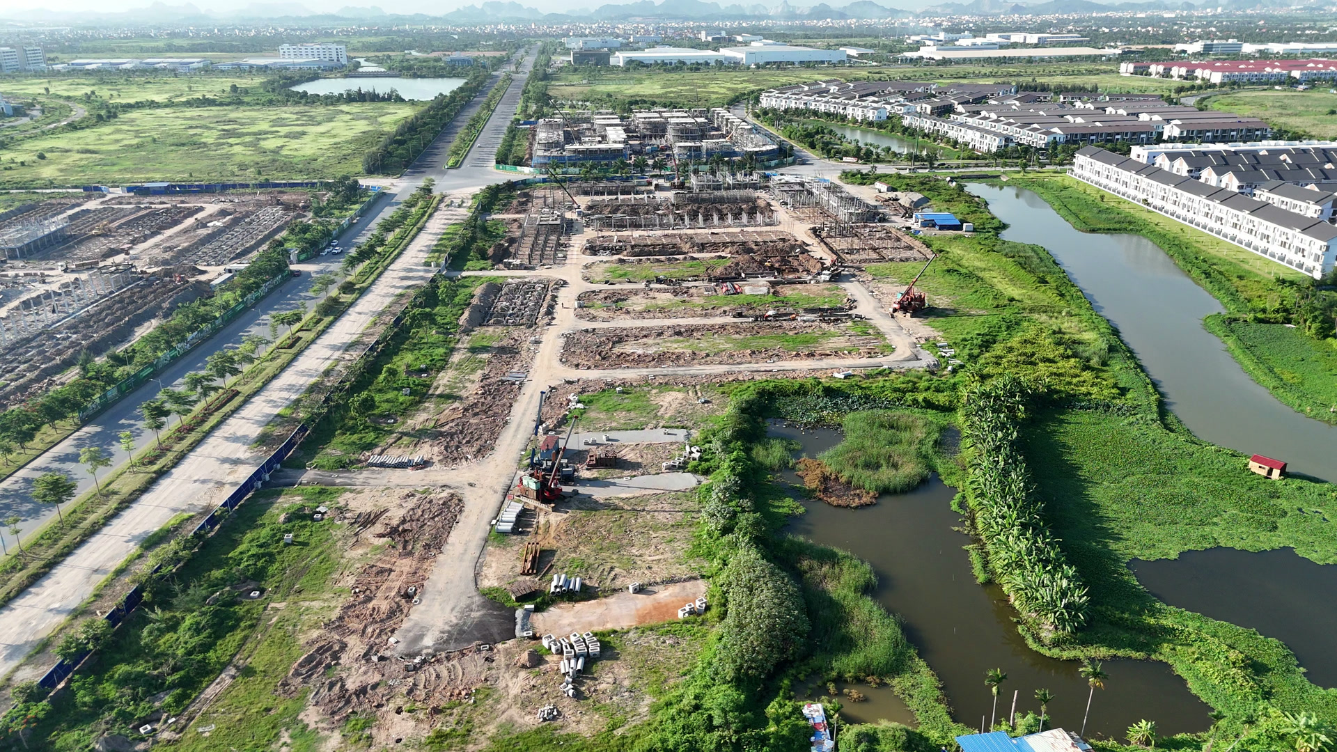 Khu đất trong Sol Garden mới xong mặt bằng và đang làm móng, bên cạnh là kênh nước và các dãy nhà đã xây ở phía xa