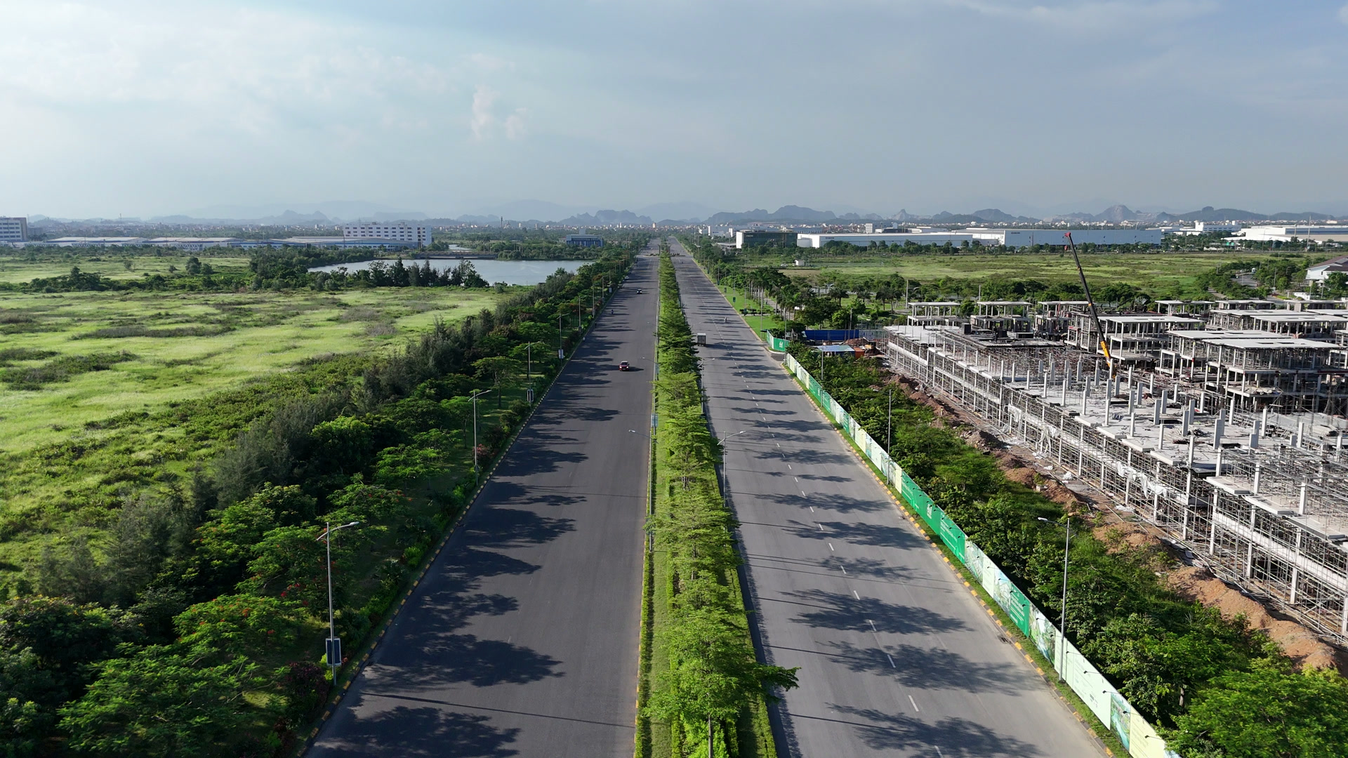 Đại lộ Bắc Nam VSIP chạy thẳng giữa khu đô thị, bên phải là công trường Sol Garden với các dãy nhà đang xây