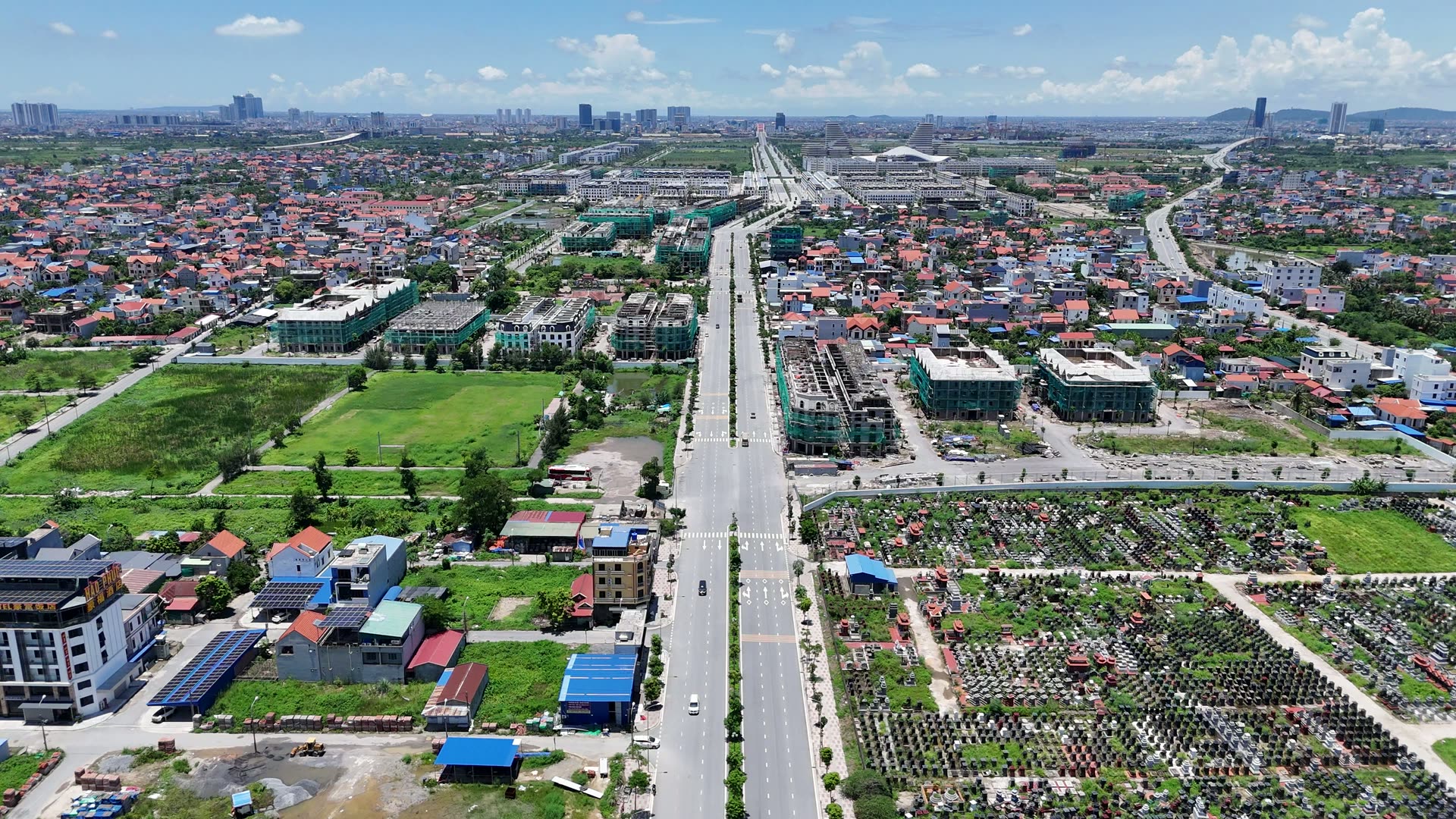 Hai bên một trục đường lớn ở Thủy Nguyên là làng xóm nhà mái ngói san sát, xen giữa có những dãy nhà mới đang xây còn quây lưới giàn giáo màu xanh