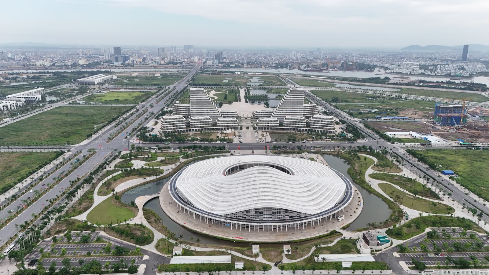 Trung tâm Hội nghị Biểu diễn Hải Phòng với phần mái cong hình vòng sóng nhìn từ flycam