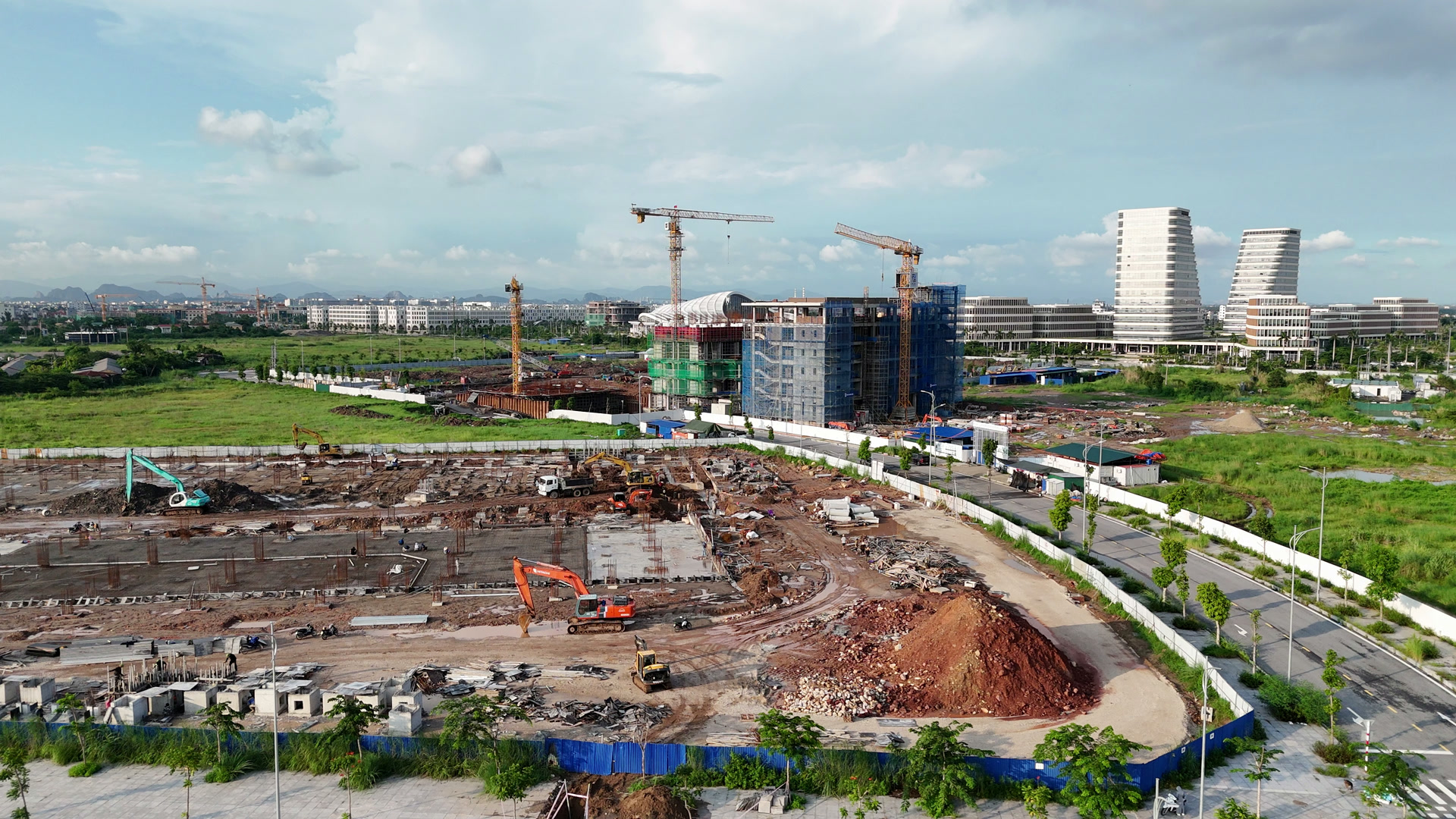 Công trường trung tâm thương mại 2,4ha đang thi công phần móng, phía sau là Central Point, EQuest và trung tâm hành chính mới Hải Phòng