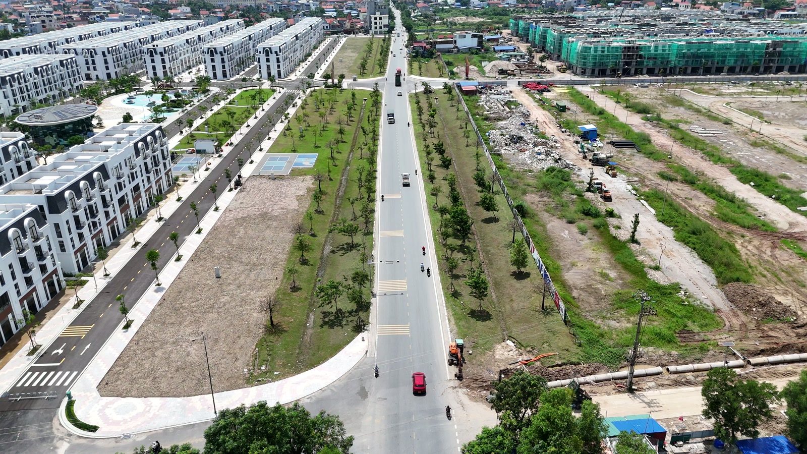Đại lộ Thịnh Vượng chạy xuyên qua Vlasta Thủy Nguyên, hai bên là phần đất của phân khu Phát Tài đang trong giai đoạn làm hạ tầng, chưa xây nhà