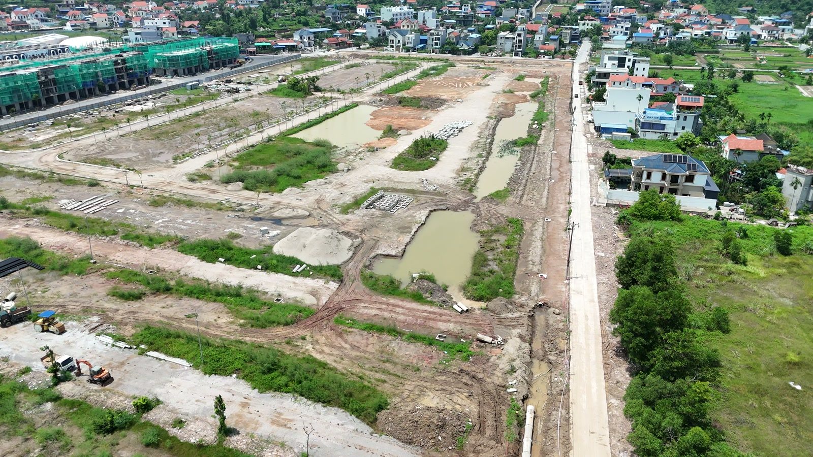 Phân khu Vinh Hoa của Vlasta Thủy Nguyên vẫn là mặt bằng đã san phẳng, chia thành các block với đường nội khu đã làm xong và trồng cây hai bên